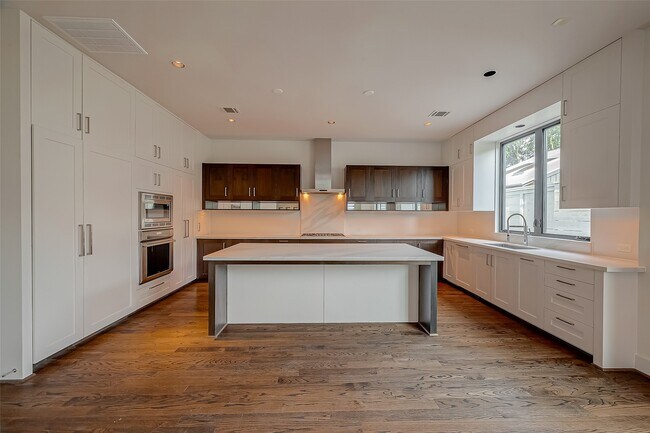 Building Photo - 2114 Potomac Dr