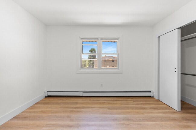 Building Photo - 302 E Harriet Ave