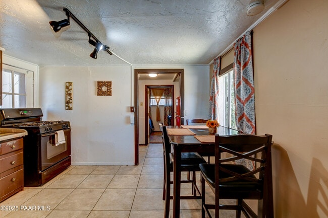 Building Photo - 1623 Idylwild Rd