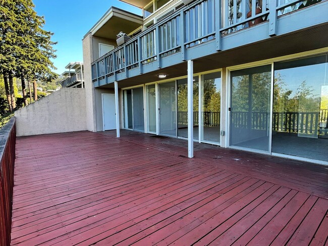 Building Photo - Beautiful 3 bedroom, 2 bathroom home in du...