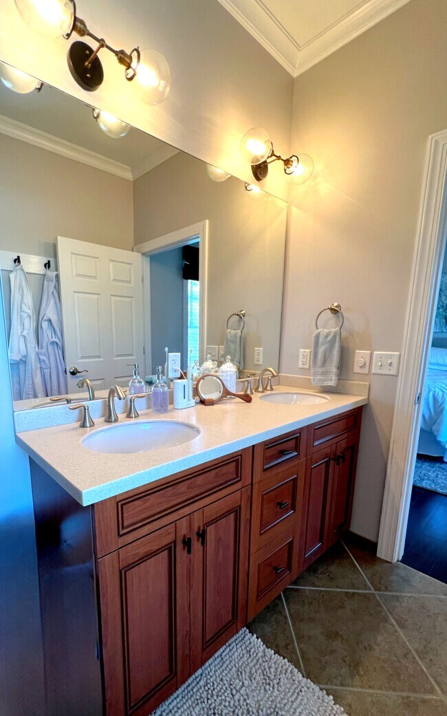 Building Photo - 124 Walnut St