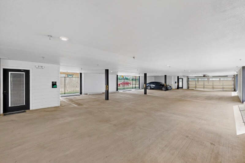 Building Photo - 800 S Welch St