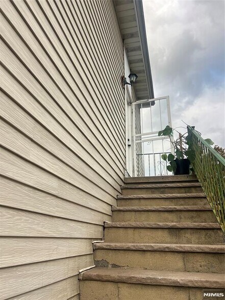 Building Photo - 54 Blauvelt Pl