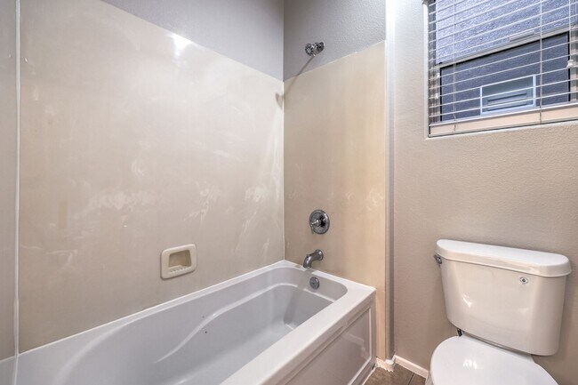 Building Photo - Gorgeous 6Bed/5Bath/4Car, 2-Story Home located in the Mountains Edge