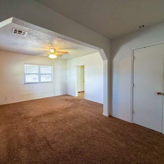 Building Photo - 3 Bedroom home in Shawnee