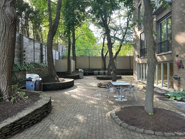Building Photo - 99 Pond Ave