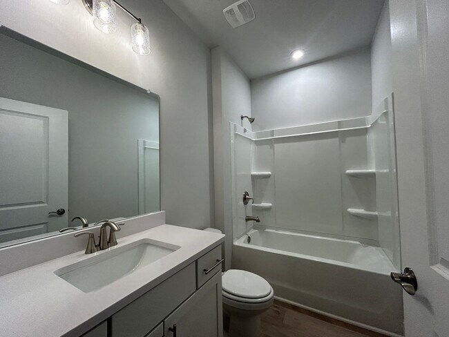 Building Photo - 450 Bandon Wy