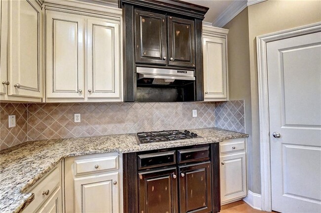 Building Photo - 5570 Viewpoint Ct