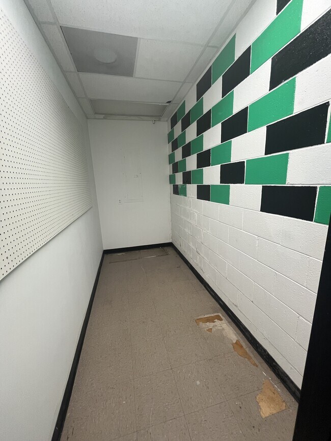 Building Photo - 2312 S Main St