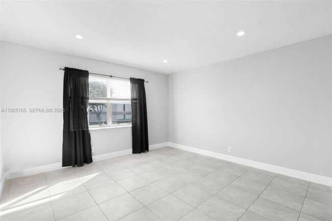 Building Photo - 4021 N Andrews Ave