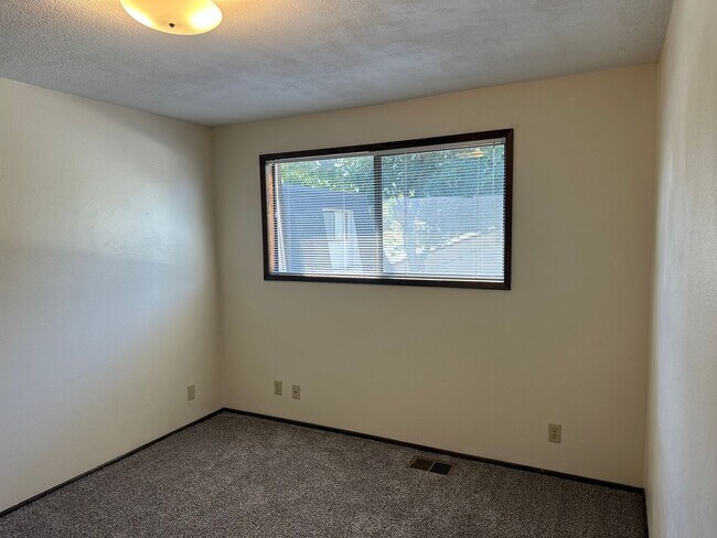 Building Photo - Large 3 bedroom 2.5 bath duplex with a gar...