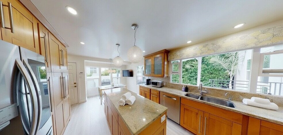 Building Photo - 10331 La Grange Ave