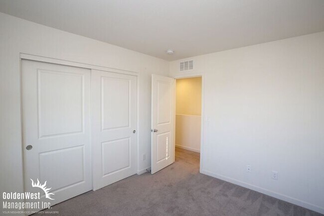 Building Photo - Modern 3Bdm 2.5Ba Two-Story Home in the Heart of Las Vegas