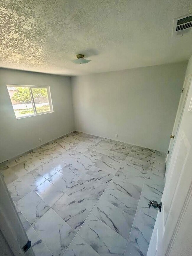 Building Photo - Explore this attractive property in Delano, ready for immediate occupancy - Renovated!!!