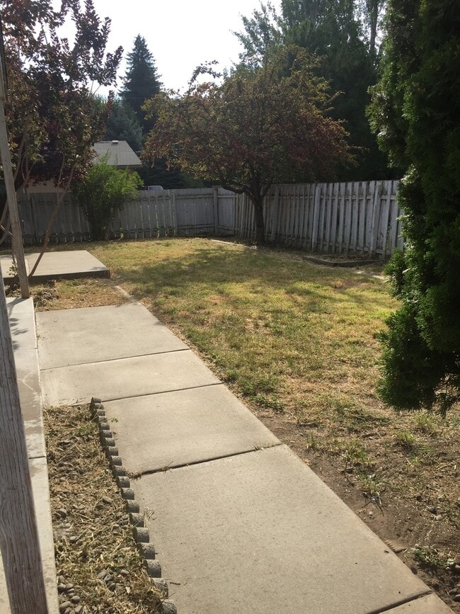 Building Photo - 4 Bedroom Home Under Radio Hill