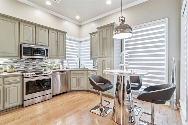 Building Photo - Incredible 4-Bedroom