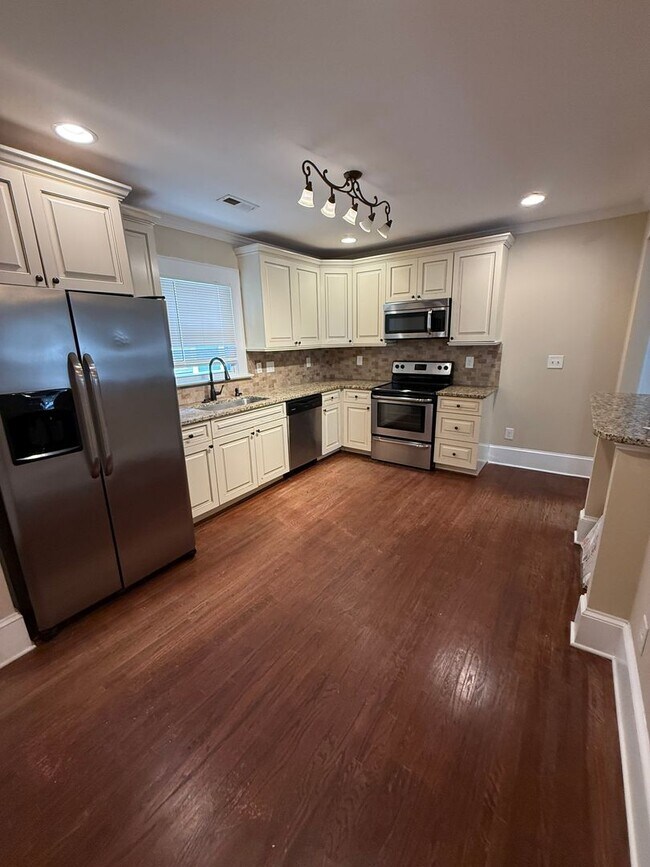 Building Photo - Bungalow in Charlotte with 2 bedrooms, 2 baths