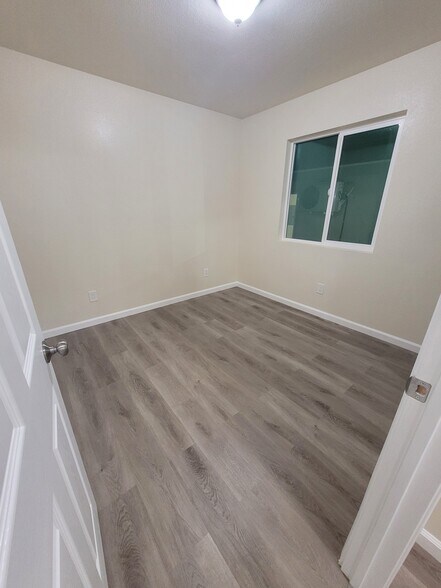 Building Photo - 10702 S Grevillea Ave