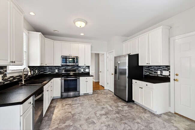 Building Photo - Move-In Ready Gem in Sought-After Dover Ridge!
