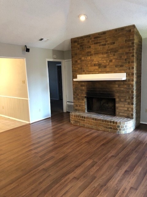 Building Photo - 211 Tejas Dr