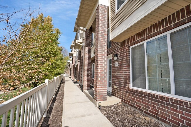 Building Photo - Luxury Iowa City townhouse close to UIHC a...