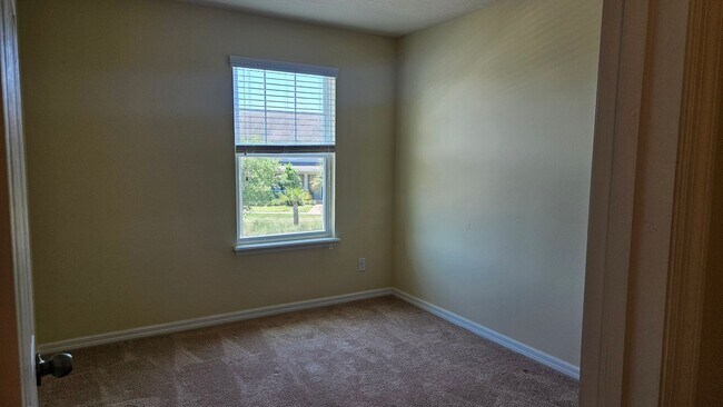 Building Photo - Spacious Randal Park Townhome