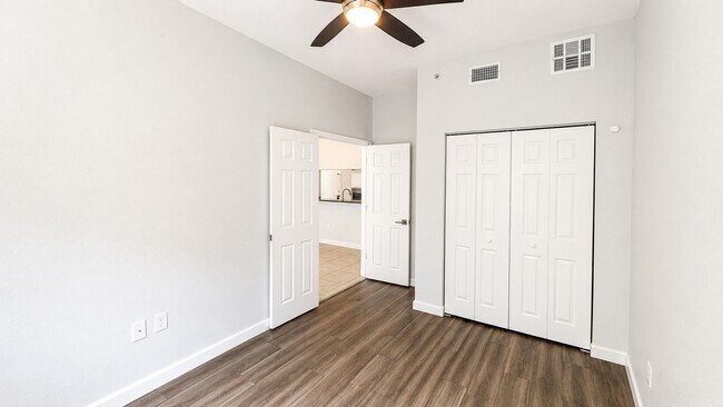 Building Photo - Annual 2/2 condo in luxury building downtown Sarasota!
