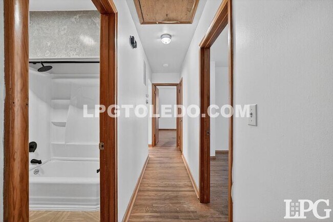 Building Photo - 1525 Akron St