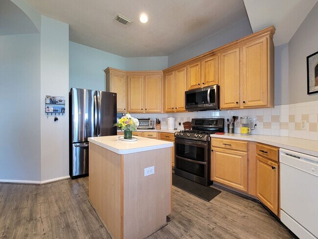 Building Photo - Welcome home to this charming 4-bedroom, 3-bathroom brick house in the desirable Stone Gate commu...