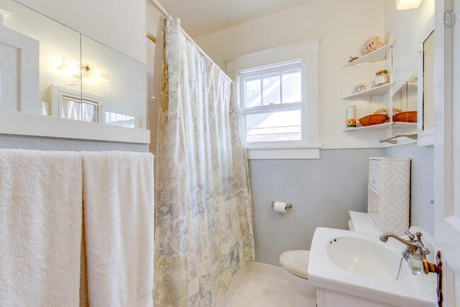Building Photo - 3 Bed, 1.5 Bath Home with Backyard and Ple...