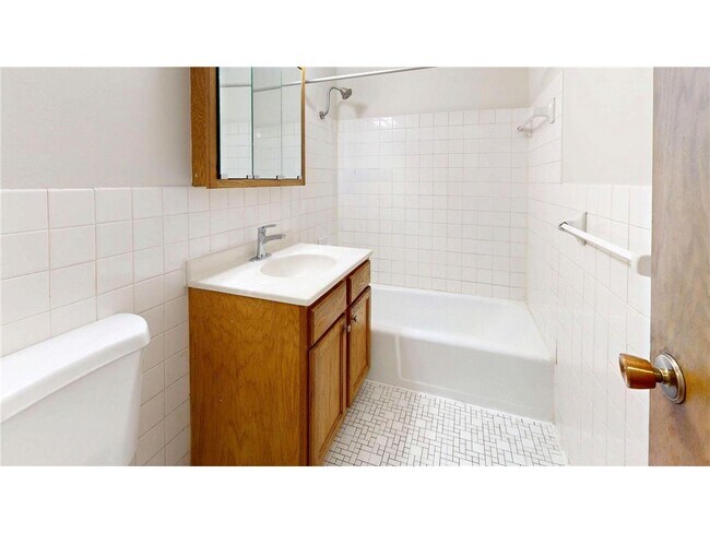 Building Photo - 2216 Pleasant Ave