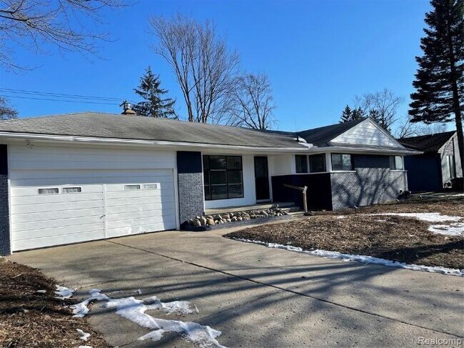 Primary Photo - 30076 Orchard Lake Rd