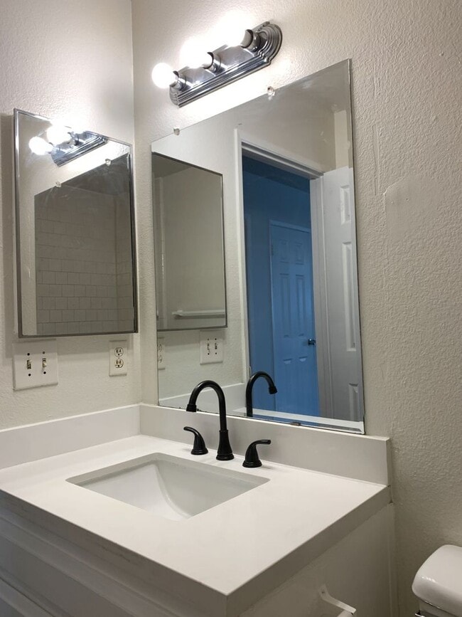 Building Photo - 4401 Parkwood Ct