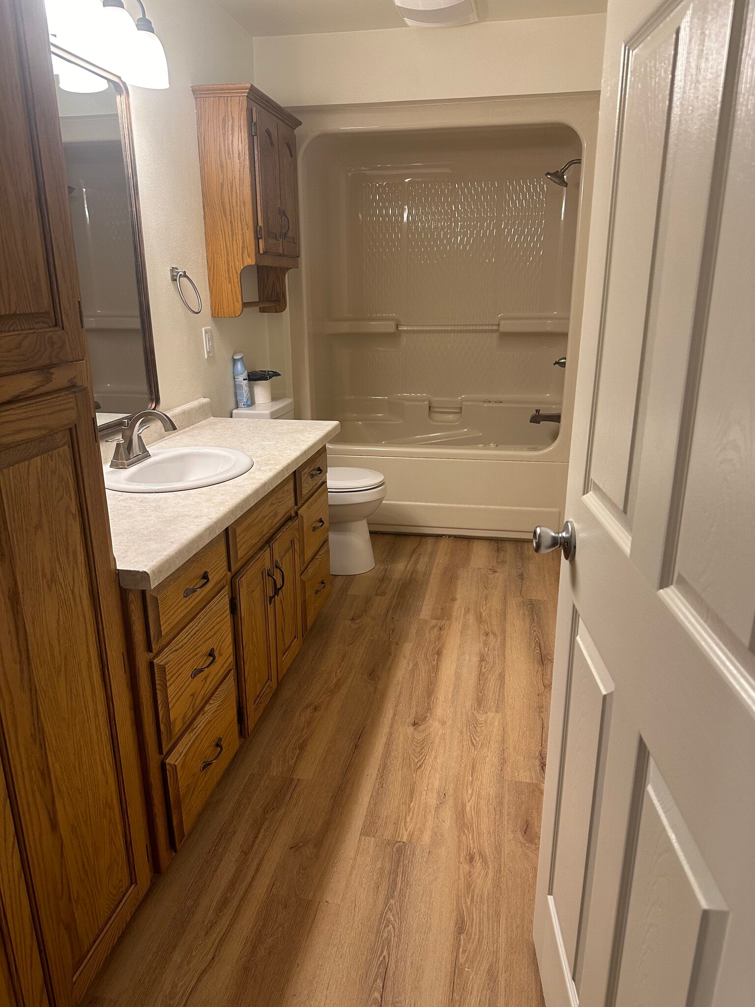 Upper Bath - N420 Kilsdonk Ct
