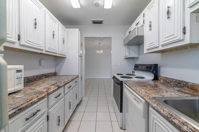 Building Photo - 180 High Point Terrace E