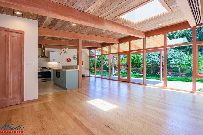 Primary Photo - Stunning Home | Remodeled | Desirable Loca...
