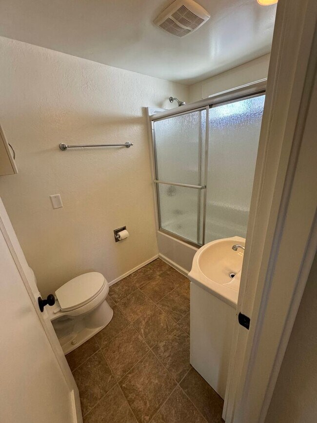 Building Photo - 4 Bedroom House in SE Eugene