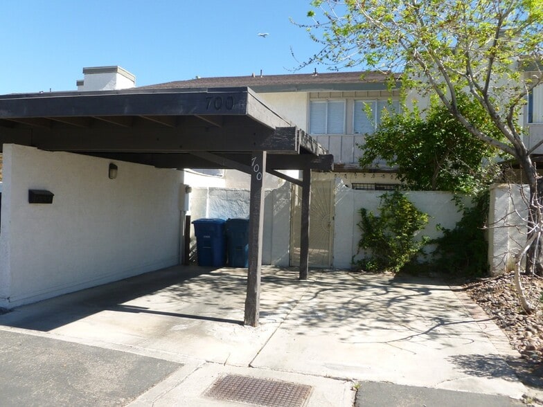 Building Photo - 700 Fernwood Ln