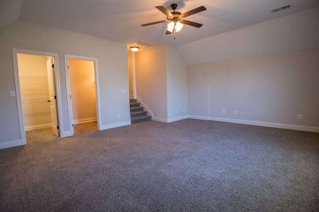 Building Photo - Huge 4 bd 3 ba Sango Go!
