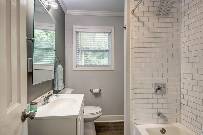 Building Photo - House 3 bed, 2 bath