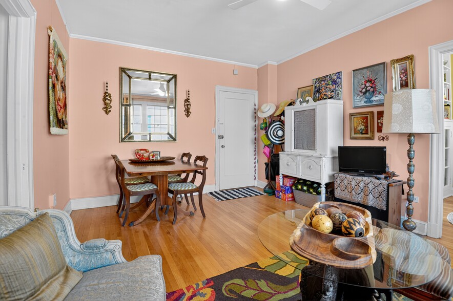 Dining area - 2032 Belmont Rd NW