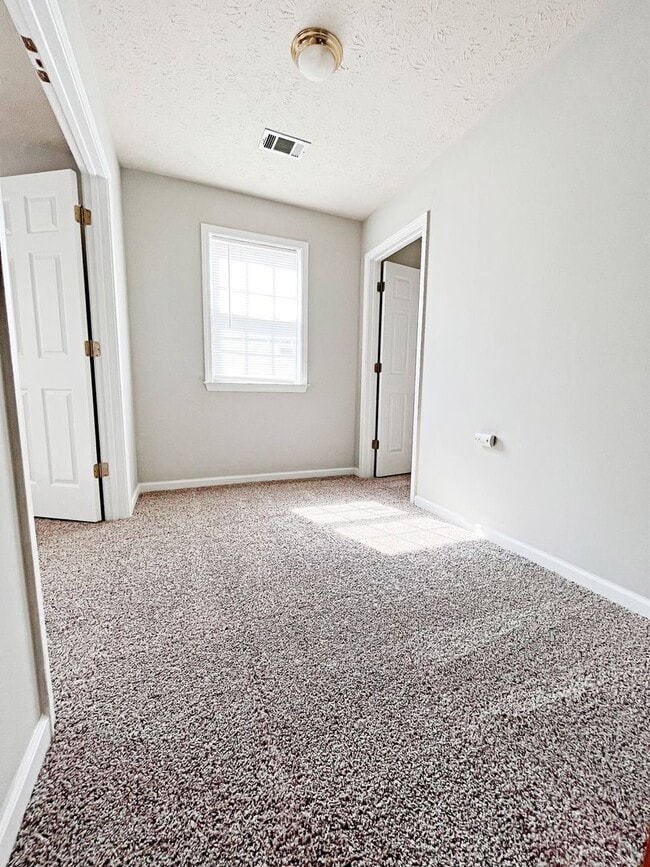 Building Photo - Charming 3 Bedroom Home