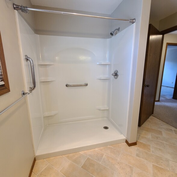 Walk in Shower - 761 Trailsway Ln