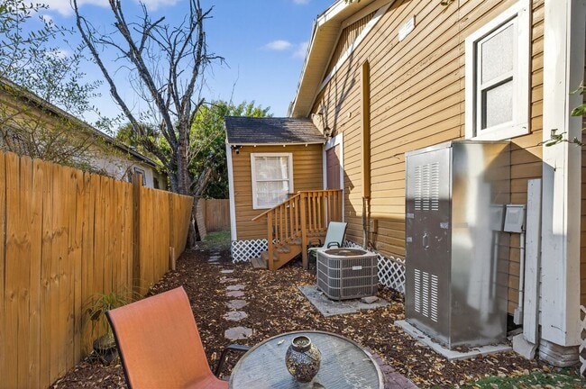 Building Photo - Updated Tampa Home – Prime Central Location 4 Beds - 2 Baths!