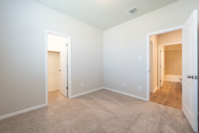 Building Photo - Spacious 4 Bedroom Home in South Temple – ...