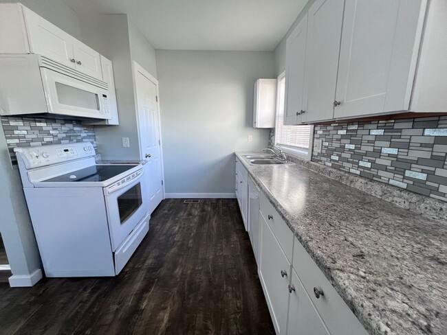 Building Photo - Three Bedroom Home with Main Floor Laundry!