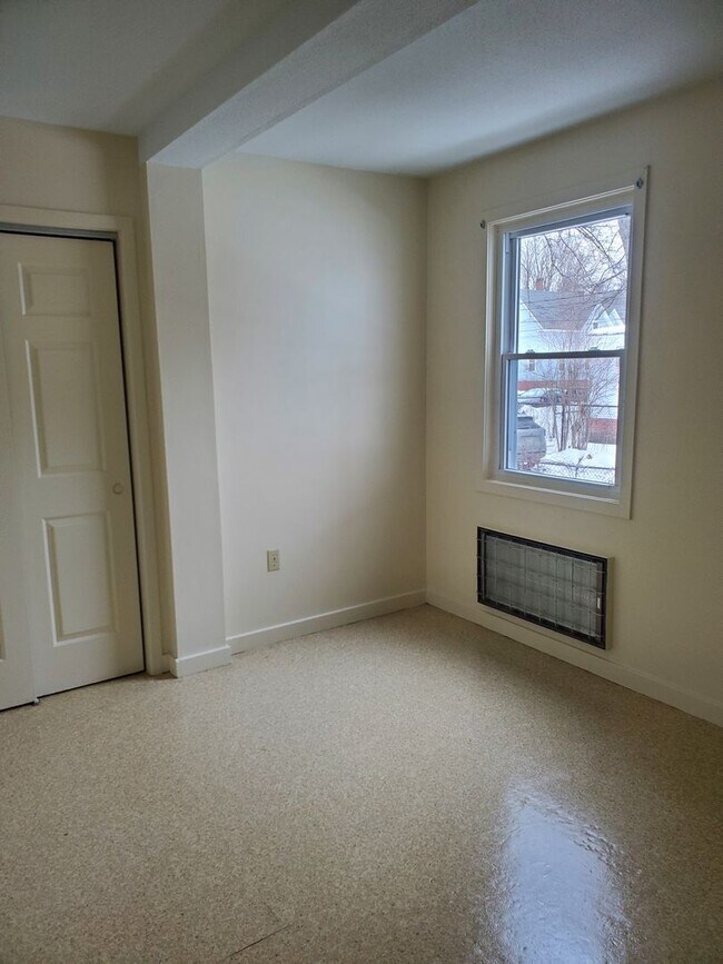 Building Photo - 64 Spring St