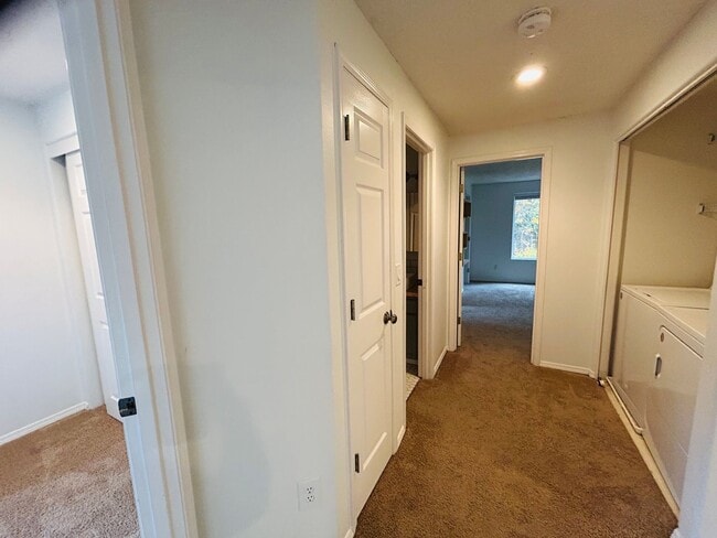 Building Photo - Adorable SW Portland Home Now Available