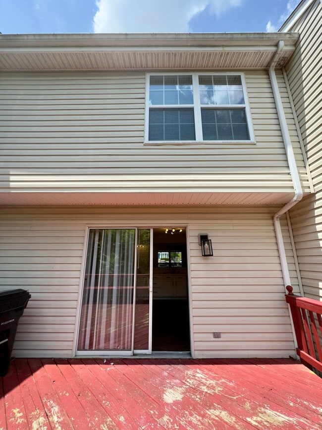 Building Photo - Charming 3 Bedroom/2 Bathroom Apartment in...