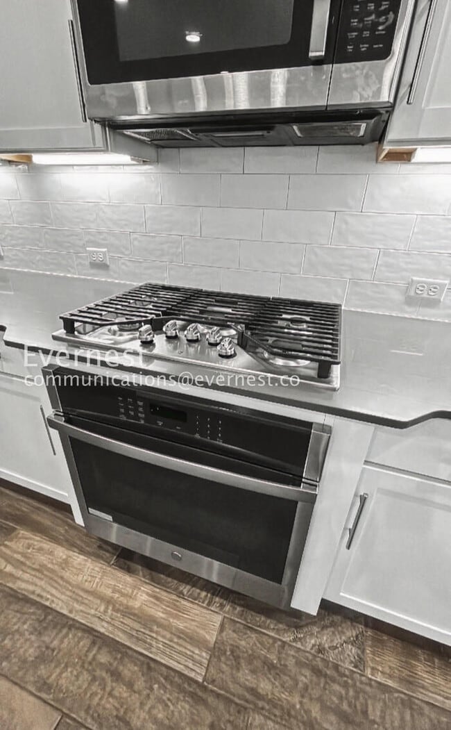 Building Photo - 3 Bed, 2 Bath Home with Fenced Yard & Garage / Pet-Friendly / Available Now!